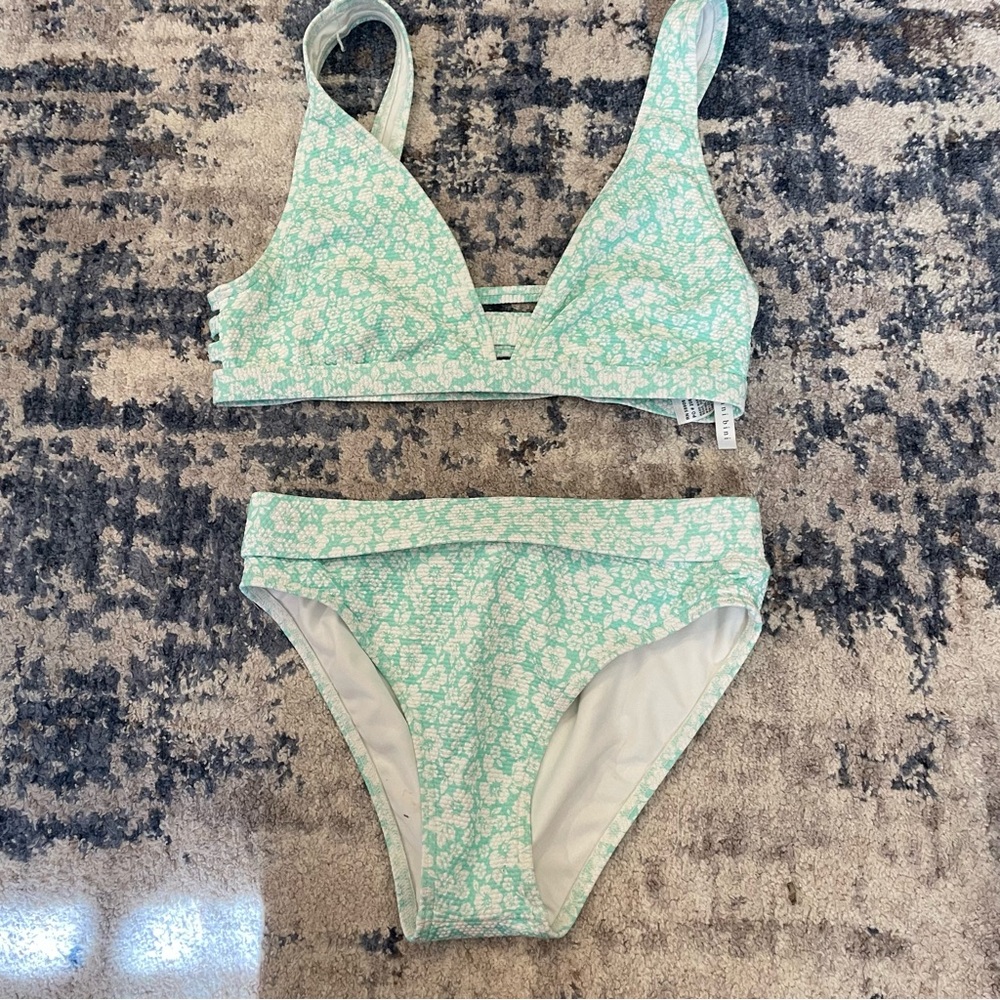 NWOT Gianni Bini bikini . Top size L and bottom size S